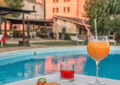 Aperitivo in Piscina nella Country House Assisana