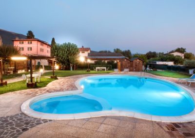 Piscina illuminata nella Country House Assisana