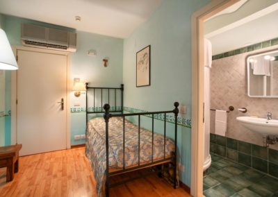 Camera singola con Bagno privato nella Country House Assisana